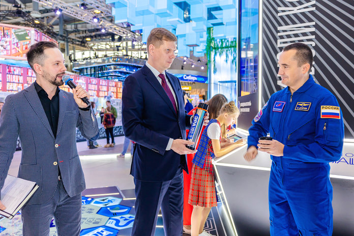 Со стенда Амурской области на выставке-форуме «Россия» космонавт запустил интерактивную ракету