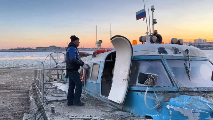 Перевезти застрявших в Хэйхэ российских туристов по мосту через Амур пока невозможно