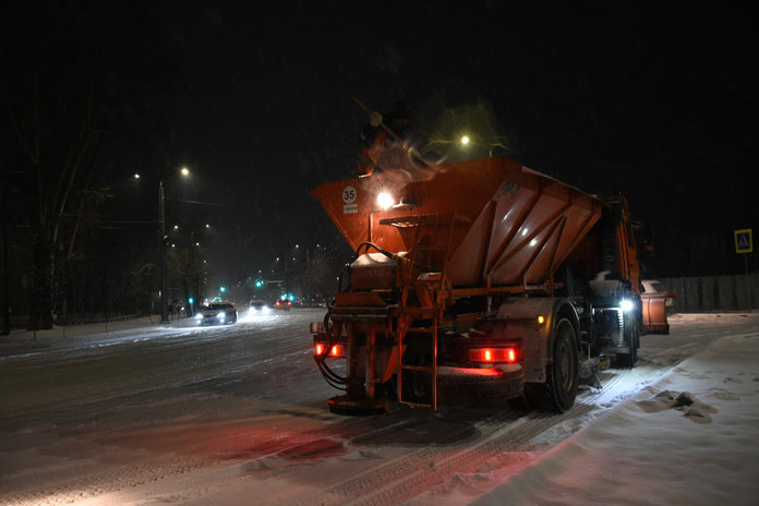 Во время первого снегопада дорожники и спецтехника работали на улицах Свободного даже ночью