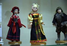Кукол в народных костюмах из уникальной личной коллекции представила в музее жительница Свободного