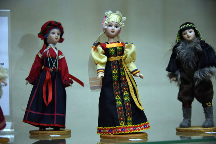 Кукол в народных костюмах из уникальной личной коллекции представила в музее жительница Свободного