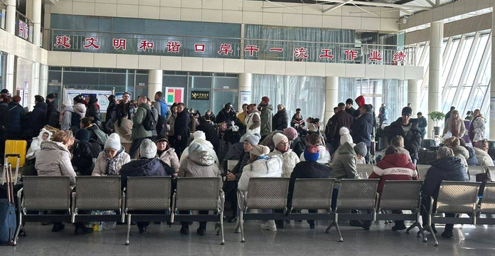 Несмотря на сложную ледовую обстановку на Амуре туристов вывозят из Хэйхэ в Благовещенск