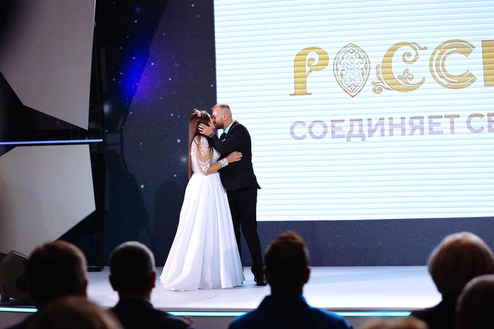 Губернатор Василий Орлов поздравил амурских молодожёнов с «космической свадьбой» на ВДНХ