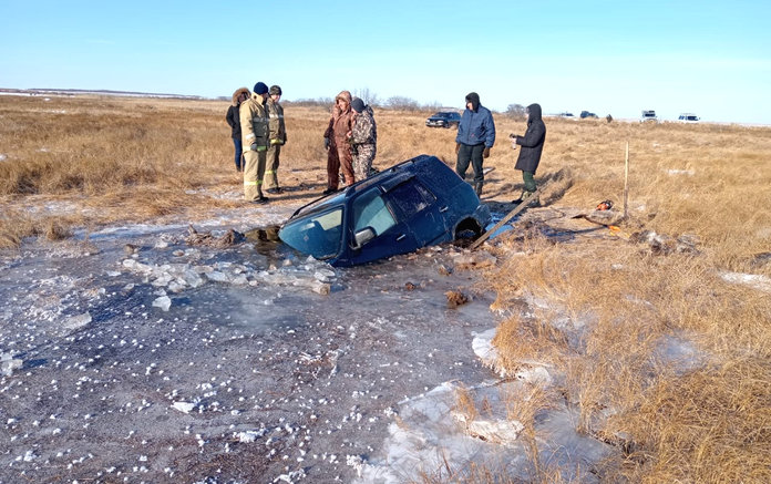 Автомобиль рыбака провалился под лёд на одном из озёр Приамурья
