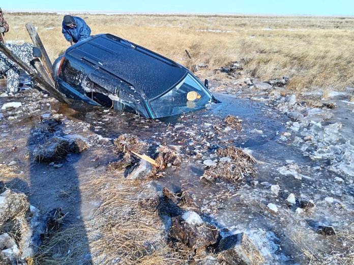 Автомобиль рыбака провалился под лёд на одном из озёр Приамурья
