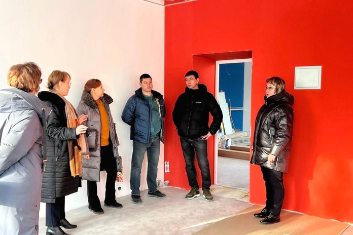 Партийный десант проверил ход ремонта в школе свободненского села Новгородка