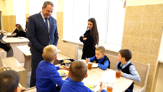 Глава Свободного проверяет качество питания в школах города