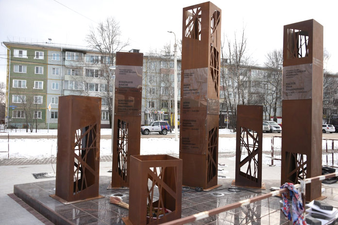 В свободненском сквере ветеранов боевых действий началась установка памятника