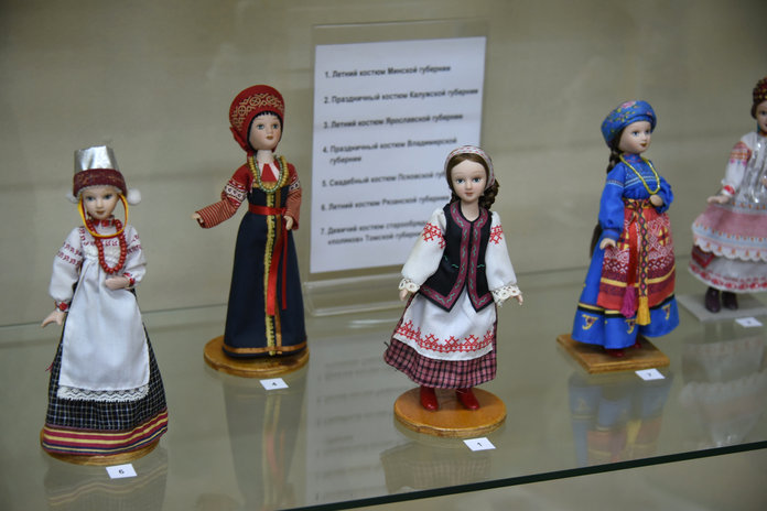 Коллекцию эксклюзивных кукол ручной работы в старинных костюмах собрала преподаватель из Свободного
