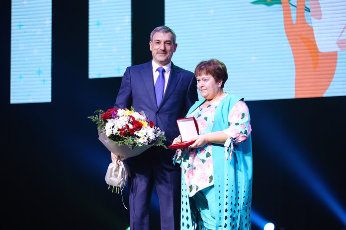 Губернатор Василий Орлов наградил Почётным знаком «Материнская слава» пятерых амурчанок