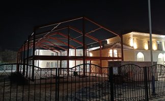 Для школы в микрорайоне Свободного строят спортзал с тёплым переходом