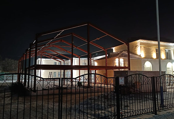 Для школы в микрорайоне Свободного строят спортзал с тёплым переходом