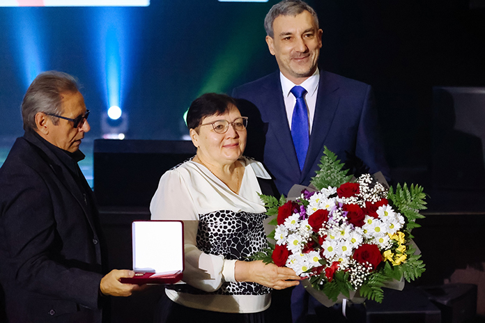 Губернатор Василий Орлов наградил Почётным знаком «Материнская слава» пятерых амурчанок
