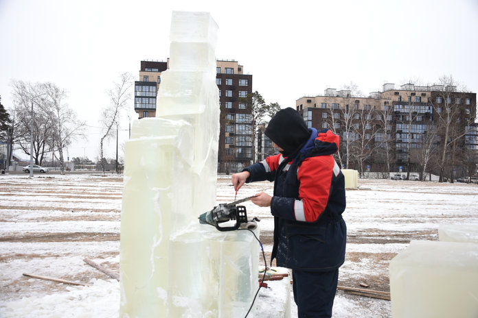 Мастера из Бурятии начали возведение ледовых скульптур на площади в Свободном