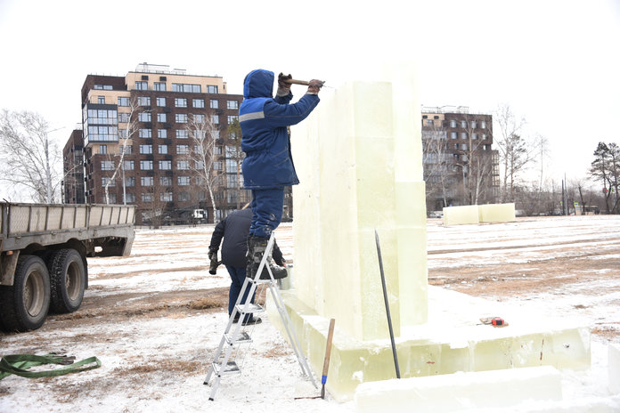 Мастера из Бурятии начали возведение ледовых скульптур на площади в Свободном