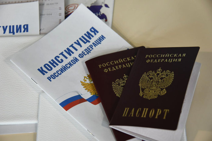 Десять юных свободненцев получили паспорта в День Конституции РФ