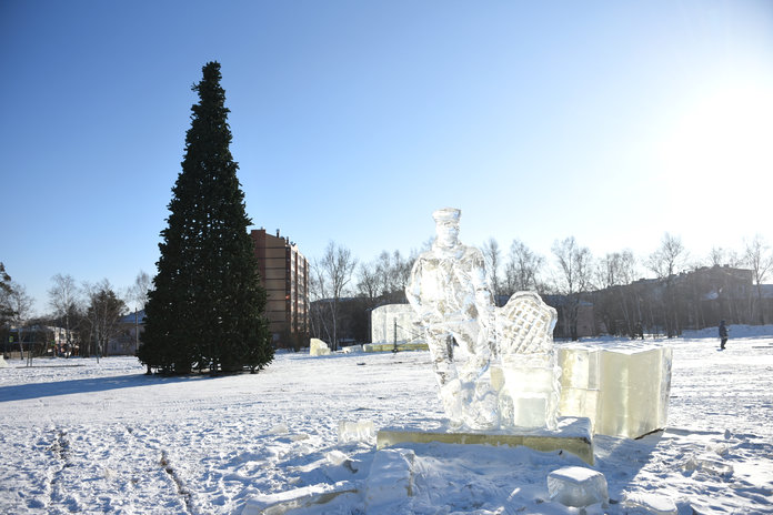 Новогоднюю площадь в Свободном уже заполнили ледяные персонажи комедий Леонида Гайдая