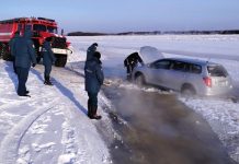 В районе переправы Свободный — Введеново на реке Зея машина провалилась под лёд