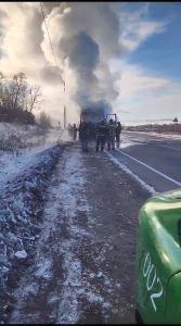 Сотрудники «Дорожного патруля» оказали помощь ехавшему в Свободный водителю загоревшейся фуры с молоком