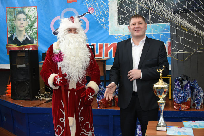 Команда воспитателей Свободного победила в юбилейном турнире по волейболу на призы Деда Мороза