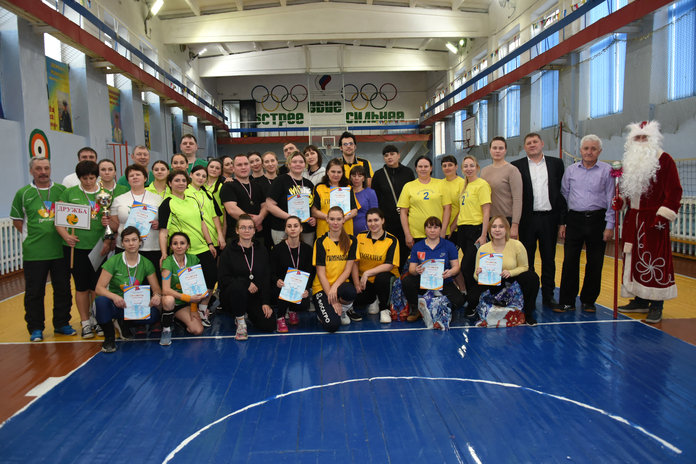 Команда воспитателей Свободного победила в юбилейном турнире по волейболу на призы Деда Мороза