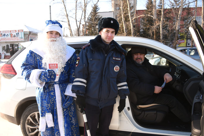 Сказочный патруль поздравил с Новым годом водителей и пешеходов на улицах Свободного