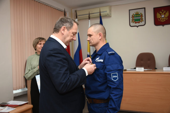 Жителю Свободного Сергею Юдину от имени президента РФ вручили боевую медаль «За храбрость»