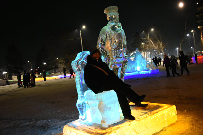 Ледовый городок с персонажами комедий режиссёра Гайдая открыли в Свободном