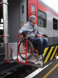 Какими услугами могут пользоваться пассажиры с инвалидностью на железнодорожном транспорте