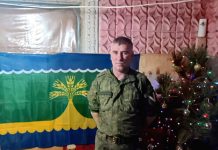Флаг Свободненского района бойцы установили рядом с фронтовой ёлочкой