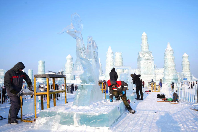 Туристы из России едут через Амур в снежный парк Хэйхэ и на фестиваль ледовых скульптур в Харбин