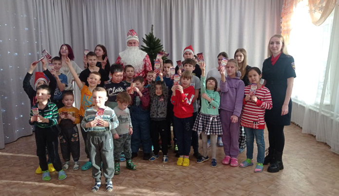 «Полицейский Дед Мороз» поздравил воспитанников детского дома и школы-интерната в Свободном