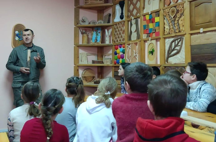 Амурская турбаза «В гостях у сказки» пригласила перед Новым годом на экскурсию сельских школьников