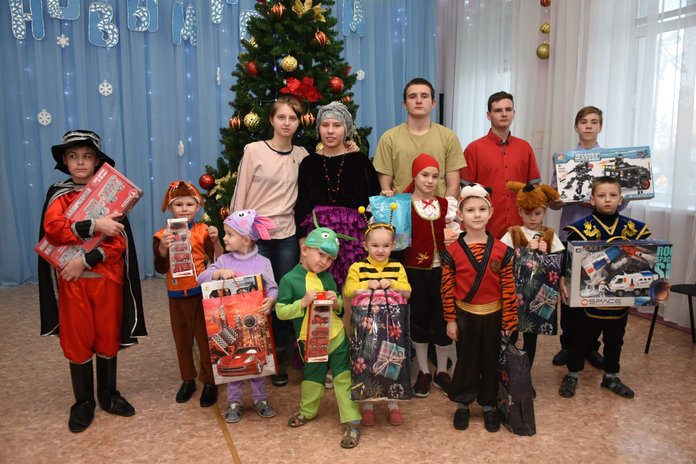 Свободненские автомобилисты подарили детям из приюта новогоднюю сказку