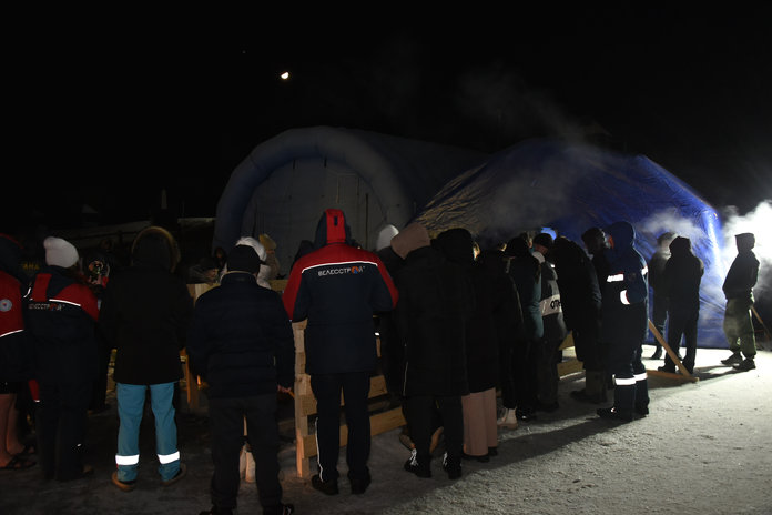 В морозную ночь Богоявления почти 700 свободненцев окунулись в иордань на Зее