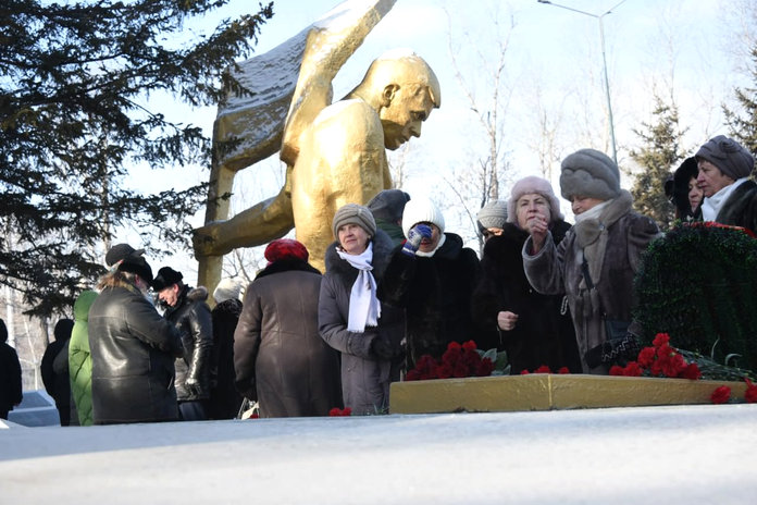 Участникам митинга на Мемориале Славы в Свободном раздавали блокадный хлеб