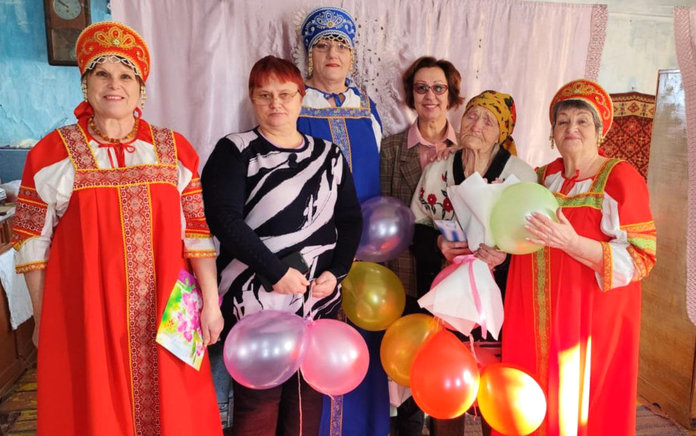 90-летнюю жительницу Климоуц с юбилеем поздравила глава Свободненского района