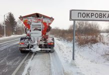 Более 85 единиц спецтехники вторые сутки чистят региональные дороги в Амурской области от снега