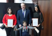 Глава Свободного вручил жилищные сертификаты двум горожанкам из категории детей-сирот