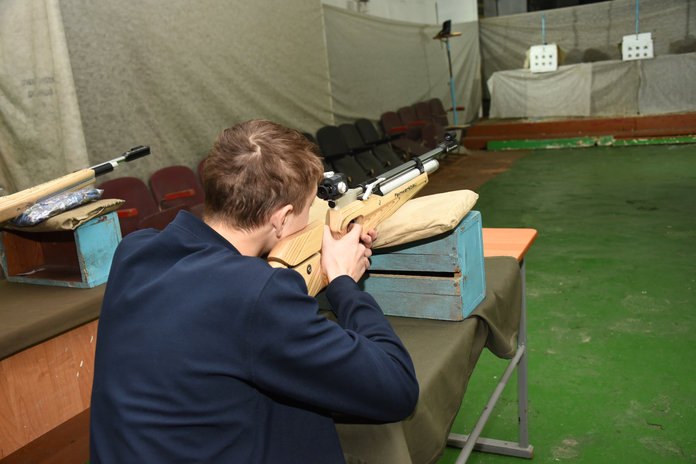 Соревнования по пулевой стрельбе в Свободном собрали на огневом рубеже взрослых и детей