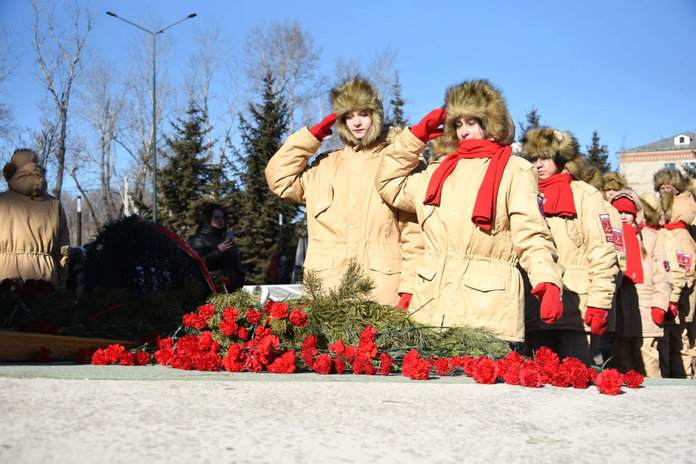 Сотни свободненцев возложили цветы на Мемориале Славы в День защитника Отечества