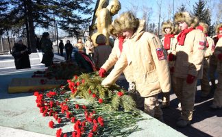 Сотни свободненцев возложили цветы на Мемориале Славы в День защитника Отечества