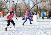 На набережной Амура в рамках российско-китайских зимних игр прошёл турнир по игре в снежки
