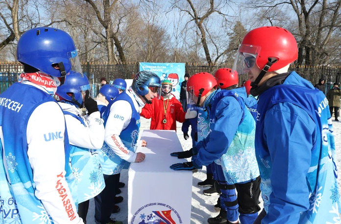 На набережной Амура в рамках российско-китайских зимних игр прошёл турнир по игре в снежки