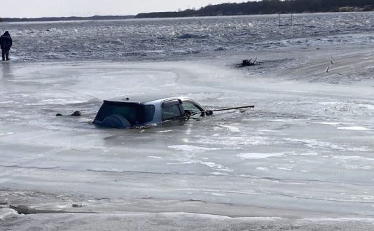 В Свободном машина провалилась под лёд на Зее в районе городского пляжа