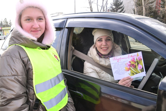 Праздничный десант школьников из посёлка Юхта поздравил свободненских женщин-водителей