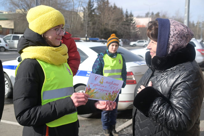 Праздничный десант школьников из посёлка Юхта поздравил свободненских женщин-водителей
