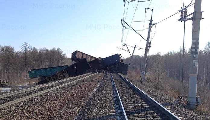Пассажирские поезда задерживаются из-за схода 20 вагонов грузового состава в Амурской области