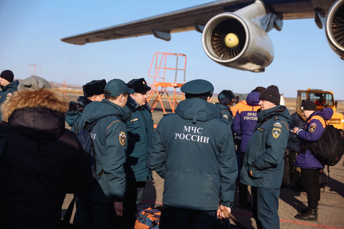 Губернатор Приамурья встретил в аэропорту спасателей из Новокузнецка во главе с замминистра МЧС России