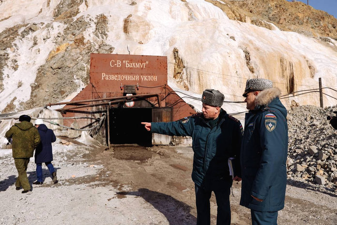 Губернатор Приамурья Василий Орлов работает на месте ЧС на руднике «Пионер»